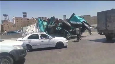 انقلاب تريلا محملة بالمواد الغذائية على الطريق الدائري نزلة ميدان لبنان