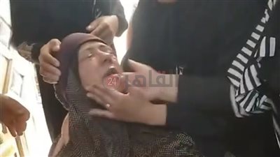 هاتولي ابني.. لحظة إغماء والدة الشاب المقتول على يد سائق توكتوك بالمنوفية: كنت عايشة علشانه| فيديو