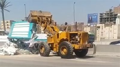 انقلاب تريلا محملة بالدقيق أعلى الطريق الدائري في المهندسين | بث مباشر