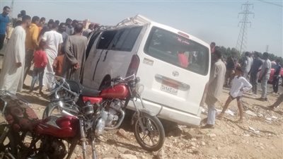 إصابة 11 شخصا في تصادم سيارتين على صحراوي قنا