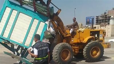 رفع آثار انقلاب تريلا مواد غذائية أعلى نزلة ميدان لبنان بالدائري