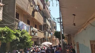 تكدس عشرات المواطنين على بنك ناصر الاجتماعي في مدينة الباجور