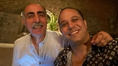 نجم مسلسل بـ100 وش يتعرض لعملية نصب: تلعب على مين فوق بابا.. ومصطفى درويش: أجى اخطفه (صورة)