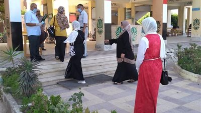 بدء توافد طلاب الثانوية العامة بكفر الشيخ على اللجان لأداء امتحاني الفيزياء والتاريخ (صور)