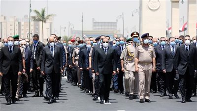 الرئيس السيسي يتقدم الجنازة العسكرية للفريق العصار بمسجد المشير طنطاوي (فيديو)