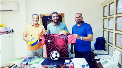 تمهيدا لعودة النشاط.. اتحاد الرياضة للجميع يسلم نادي ههيا أدوات وملابس رياضية