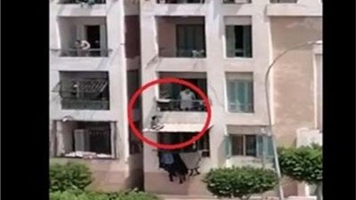 الداخلية تكشف حقيقة فيديو تعذيب طفل بوضعه على مظلة بلكونة في العاشر من رمضان