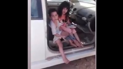 جدل ومطالب بالتحقيق بعد ترك طفلين أغلق عليهما باب سيارة لمدة يومين فى الصحراء (فيديو)