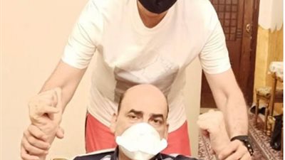 حكيم يقف بجانب الشاعر أمل الطائر: “كلنا في ضهرك” (صورة)