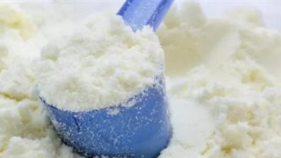 الحكومة تكشف حقيقة إصدار قرار بوقف استيراد اللبن المجفف “البودرة”