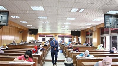 بعلامات استرشادية وكمامات.. طلاب الفرقة الرابعة بـ”طب المنوفية” يؤدون امتحان الأنف والأذن