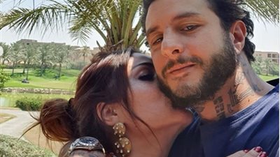 قبلة في الإجازة.. أحمد الفيشاوي يعيش أجواء رومانسية مع زوجته (صور)