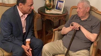 نقل مكرم محمد أحمد بإسعاف طائر للقاهرة لتلقي العلاج (بيان)