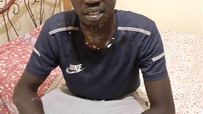 “الساقية دوارة”.. شاب سوداني يتعرض للتنمر والاعتداء بإلقاء البيض على وجهه (صورة)
