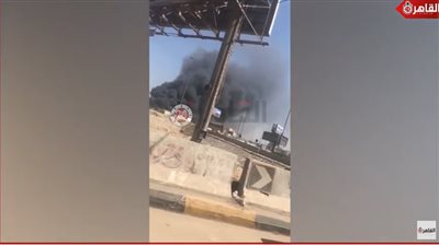 حريق ضخم بالقرب من المحور.. والحماية المدنية تدفع بسيارات إطفاء (فيديو)