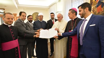 الصفحات الرسمية للجنة العليا للأخوة الإنسانية تحتفي باليوم العالمي لنيلسون مانديلا