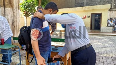 رؤساء اللجان يجرون تفتيشًا مشددًا على طلاب الثانوية العامة لمحاربة الغش وسحب الهواتف المحمولة