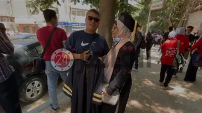 بروب التخرج.. مواطن وزوجته ينتظران ابنتهما أمام لجان الثانوية العامة في آخر أيام الامتحانات (فيديو)