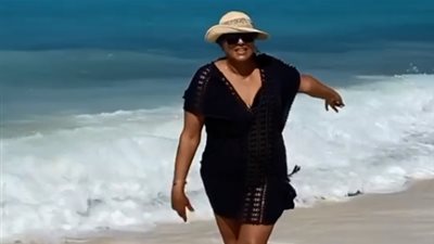 هالة صدقي تشارك المتابعين من إجازتها على البحر (فيديو)