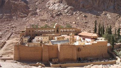 دير سانت كاترين يمنح رئيس الوزراء وسام “الشهيدة” من الطبقة الأولى