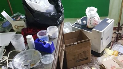 ضبط صيدلية شهيرة في الغربية تُصنع أدوية من بودرة مغشوشة وثوم (صور)