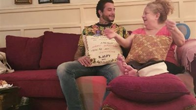 أحمد الفيشاوي يهنئ والدته سمية الألفي بعيد ميلادها الـ67 (صورة)