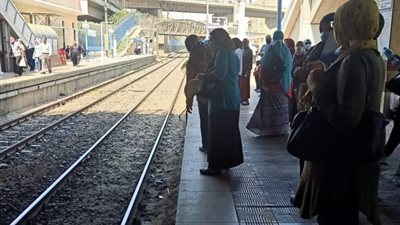 تكدس مواطنين داخل محطة مترو الدمرداش عقب تعطل قطار خط المرج حلوان (فيديو)