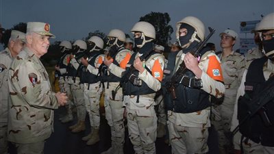 رئيس الأركان يشهد الاصطفاف والاستعداد القتالي لعناصر القوات المسلحة على الاتجاه الغربي