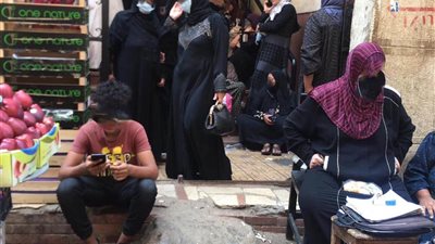 خالفوا الإجراءات الاحترازية.. زحام وتكدس مواطنين أمام الشهر العقاري بكفر الزيات في الغربية