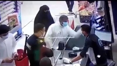 رئيس جمعية بالكويت يتقدم باستقالته بعد تعرض مواطن مصري للضرب أثناء عمله (فيديو)
