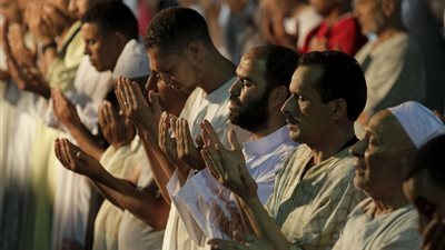 كيف رد مستخدمو التواصل الاجتماعي على رفع إذاعة القرآن الكريم أذان المغرب قبل موعده بـ5 دقائق (صور)