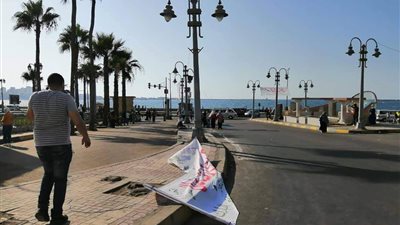 إزالة اللافتات المخالفة لمرشحي مجلس الشيوخ في الإسكندرية (صور)