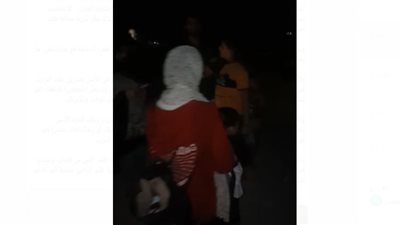 مصيفون يتحدون قرارات الحكومة ويتجمعون على شاطئ النخيل ليلًا (فيديو) 