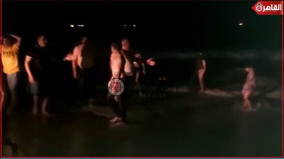 “كلاكيت ثاني مرة”.. “السياحة والمصايف” تلاحق متسللين لشاطئ الموت بالإسكندرية ليلاً (فيديو)