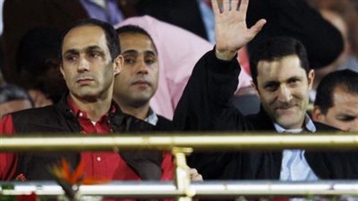 يلعب كرة القدم مع المشاهير.. أحدث ظهور لعلاء مبارك (صور)