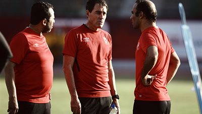 جلسة بين رينيه فايلر وسيد عبد الحفيظ على هامش مران الأهلي