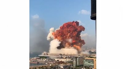 انفجار بيروت.. وسائل إعلام: انصهار حاويات سفن واقتلاع أجزاء من مبانٍ محاذية لمكان الانفجار