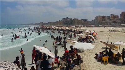 رغم التحذيرات.. تجمع عشرات الأسر في شاطئ النخيل (فيديو)