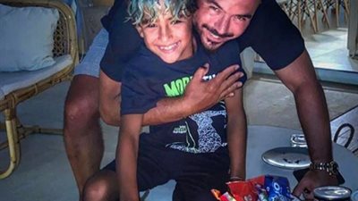 المطرب محمود العسيلي يحتفل بعيد ميلاد نجله (صورة)