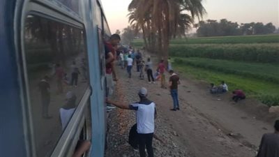 استئناف حركة القطارات في سوهاج عقب حدوث عطل فني بإحدى الجرارات (صور)