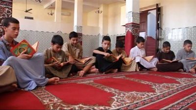 ما حكم قراءة القرآن الكريم بصورة جماعية؟.. تعرف على رأي الشرع