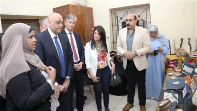 وزيرة التعاون الدولي ومحافظ أسوان ورئيس جهاز تنمية المشروعات يتفقدون الأعمال الإبداعية للحرف اليدوية بأبو الريش