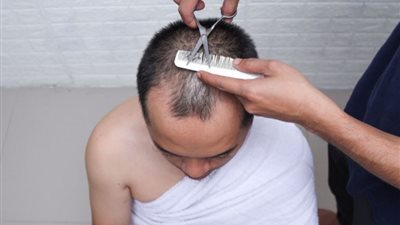ما حكم من حلق شعره وهو يضحي؟.. الإفتاء تجيب