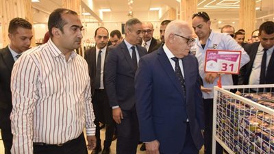 محافظ بورسعيد يشارك المواطنين في مقاطعة الأسماك: لن أدخل السوق أو أتناولها| خاص