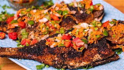 سنجاري وبالردة.. تتبيلة السمك المشوي بالفرن بتكات المحلات