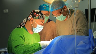 الدكتور أحمد عبد العزيز يوجه رسالة للأطباء: نريد المزيد منكم في غزة ولابد من الخبرة العالية