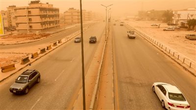 تعليق الطيران وإغلاق المصالح الحكومية.. عاصفة رملية تضرب ليبيا