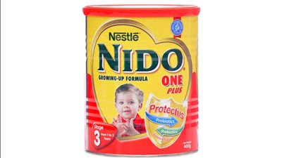 له مخاطر وأضرار.. تقرير يتهم شركة نسله بإضافة السكر إلى حليب ومنتجات الأطفال | بث مباشر