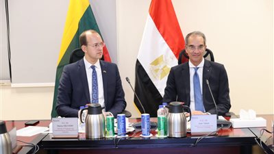 وزير الاتصالات يبحث مع نظيره الليتواني تعزيز التعاون في مجالات التعهيد والذكاء الاصطناعي