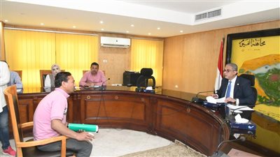 محافظ الفيوم يوجه التضامن الاجتماعي بالمساعدة في تجهيز عدد من الفتيات المقبلات على الزواج 